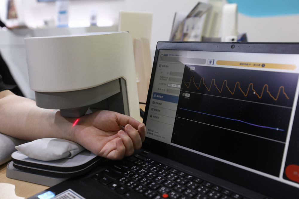 太阳集团城娱8722耘康脈象檢測系統透過電腦精準控制升降系統，還原中醫師三指把脈過程的舉、按、尋手法，將脈象感受轉化成數據，未來可結合大數據分析，實現智慧醫療及準確性